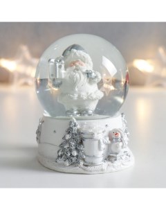 Сувенир полистоун водяной шар Дед Мороз с подарком белый с серебром 7х6 7х8 8 см Nobrand