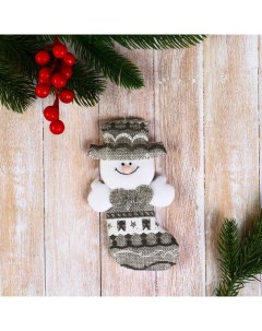 Мягкая подвеска Снеговик в костюмчике с орнаментом лес в носке 7х14 см серый 3 шт Зимнее волшебство