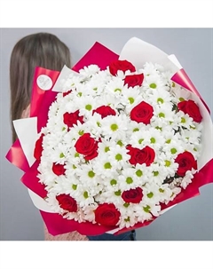 Букет 15 красных роз и 22 хризантема Пять цветов