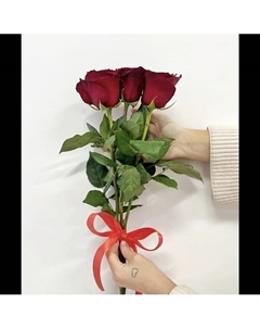 Букет из 3 красных роз под ленту Пять цветов