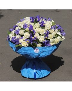 GRAND букет Синие ирисы и белые кустовые розы Florpro