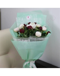 15 белых и красных пионов в дизайнерской упаковке Florpro