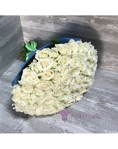 101 белая роза Аваланч 50 см в синем фетре Florpro