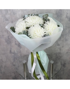 Букет из хризантем «7 белых хризантем с эвкалиптом» в дизайнерской упаковке Florpro