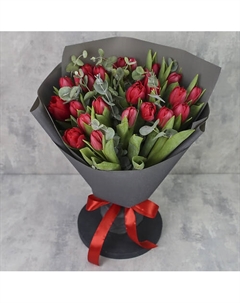 Букет из 25 тюльпанов «Красные пионовидные тюльпаны с эвкалиптом» Florpro