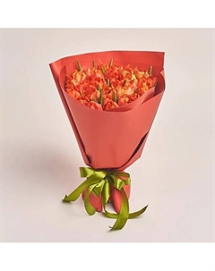 Букет из 25 пионовидных красных тюльпанов в оранжевой бумаге Azalianow цветы. подарки. декор