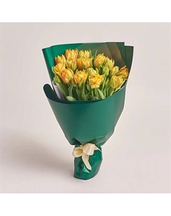 Букет из 15 пионовидных оранжевых тюльпанов в зеленой бумаге Azalianow цветы. подарки. декор