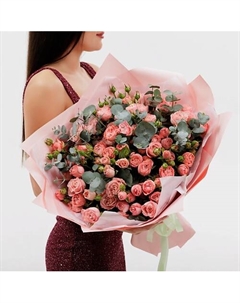 Кустовые розовые розы и эвкалипт Букетная лавка