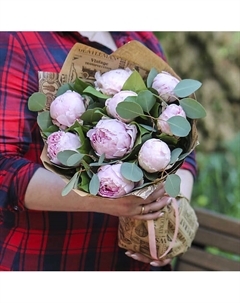 9 пионов Сара Бернар с эвкалиптом в крафт бумаге Florpro