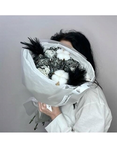 «Black swan» букет с диантусами, хлопком в стильной упаковке Jules flower atelier