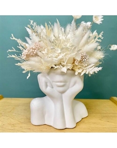 Композиция из сухоцветов в фигурном кашпо «светлые мысли» Jules flower atelier