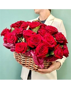 Корзина с ароматными красными розами Jules flower atelier