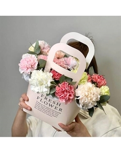 «Ассорти» композиция из гвоздик в сумке Jules flower atelier