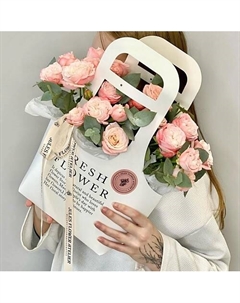 «Аврора» композиция из пионовидной кустовой розы в сумке Jules flower atelier