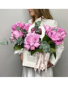 «Магия Цвета» французские розы с эвкалиптом в сумке Jules flower atelier