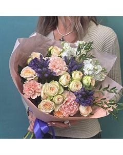 «Полуночник» букет из пионовидной кустовой розы, маттиолы и диантусов Jules flower atelier