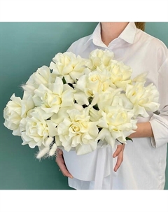 «Эльбрус» коробка с белыми французскими розами Jules flower atelier