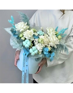 «Мятный бриз» Цветы в коробке с розой плайя бланка, диантусом и хлопком Jules flower atelier