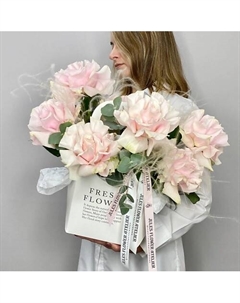 «Зефир» французские розы с эвкалиптом в сумке Jules flower atelier