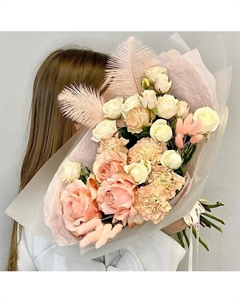 «Персиковый пух» букет с пионовидной розой и диантусами Jules flower atelier