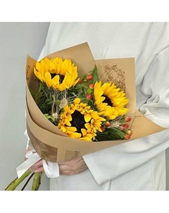 «Солнечный день» Букет из подсолнухов и гиперикума с колосками Jules flower atelier