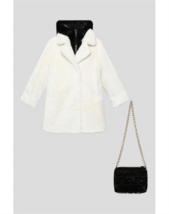 Пальто из искусственного меха и сумочка Choupette