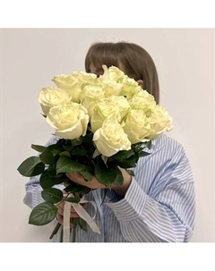 Букет живых цветов из 15 белых роз под ленту, Эквадор 50 см Пять цветов