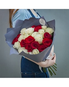 25 красно-белых роз 60 см Пять цветов