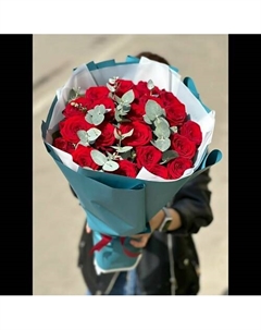 19 красных роз с эвкалиптом, Эквадор 50 см Пять цветов