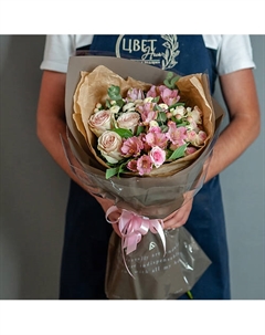 Розовые розы Эквадор с альстромерией в оформлении Цветник цветы и подарки