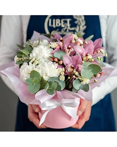 Розовая орхидея с белыми диантусами в шляпной коробке Цветник цветы и подарки