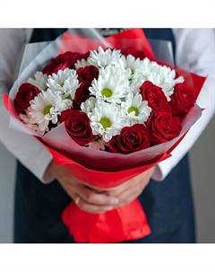 Сборный букет с красными розами и белыми ромашками Цветник цветы и подарки