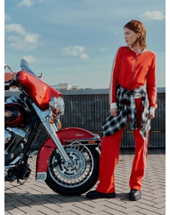 Толстовка женская красная с лампасами Mark formelle