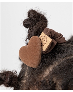 Резинка для волос с декором коричневая Button blue