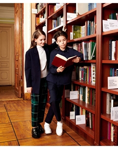 Брюки зауженные в клетку с поясом на резинке зелёные для девочки Gulliver