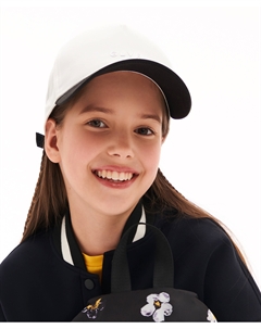 Бейсболка с черным козырьком белая для девочек Gulliver