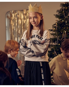 Толстовка укороченная с сеткой на рукавах и принтом белая для девочки Button blue