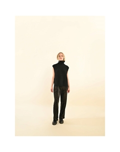 Пуловер без рукавов ажурный с высоким воротником черный Molly bracken