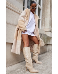 Кремовые сапоги до колена из искусственной кожи с крокодилом и заостренным носком на шпильке Prettylittlething