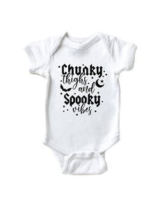 Детское боди с объемными бедрами и принтом Spooky Vibes, белый The juniper shop