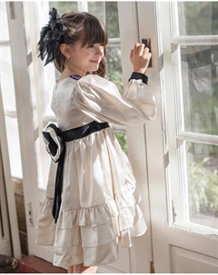 Атласное платье цвета шампанского с рюшами Evangeline Petite maison kids