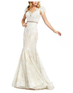 Украшенное платье-раструб с перьями и короткими рукавами с иллюзией шеи, цвет White Mac duggal