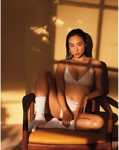 Хлопковый бюстгальтер-бралетт с треугольными чашечками с логотипом в тон кремового цвета и золотистой отделкой Calvin klein