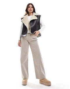 Жилет с отделкой из искусственной овчины темно-коричневого цвета Pull & bear