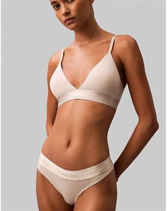 Современные хлопковые стринги с металлическим логотипом кремового цвета Calvin klein