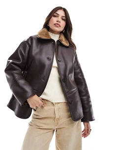 Пальто из искусственной кожи с контрастным воротником из овчины темно-коричневого цвета Pull & bear