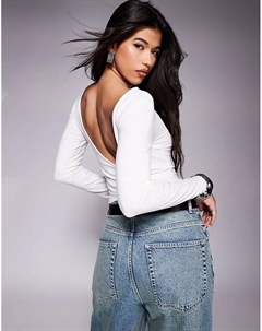 Топ свободного кроя с запахом сзади и разрезом на шее кремового цвета Asos design