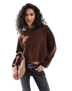 Пушистый вязаный джемпер с V-образным вырезом ASOS DEISGN шоколадно-коричневого цвета Asos design