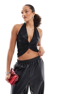 Топ с металлическим покрытием и перекрученной передней частью, черного цвета Pull & bear