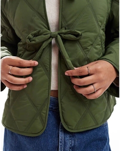 Стеганая куртка с воротником-оборкой и завязкой спереди цвета хаки Asos design